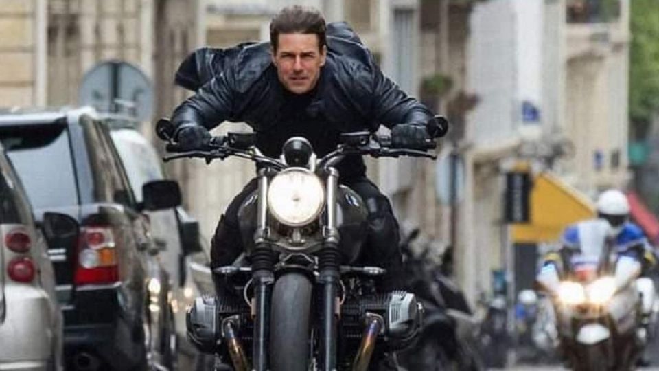 Tom Cruise entrenó para las escenas peligrosas de Misión Imposible 7, con 500 saltos en paracaídas y 13 mil en moto. Foto: Especial