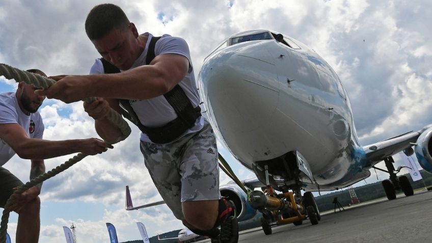 ¡Increíble hazaña! Bombero ruso arrastra avión de 65 toneladas: VIDEO