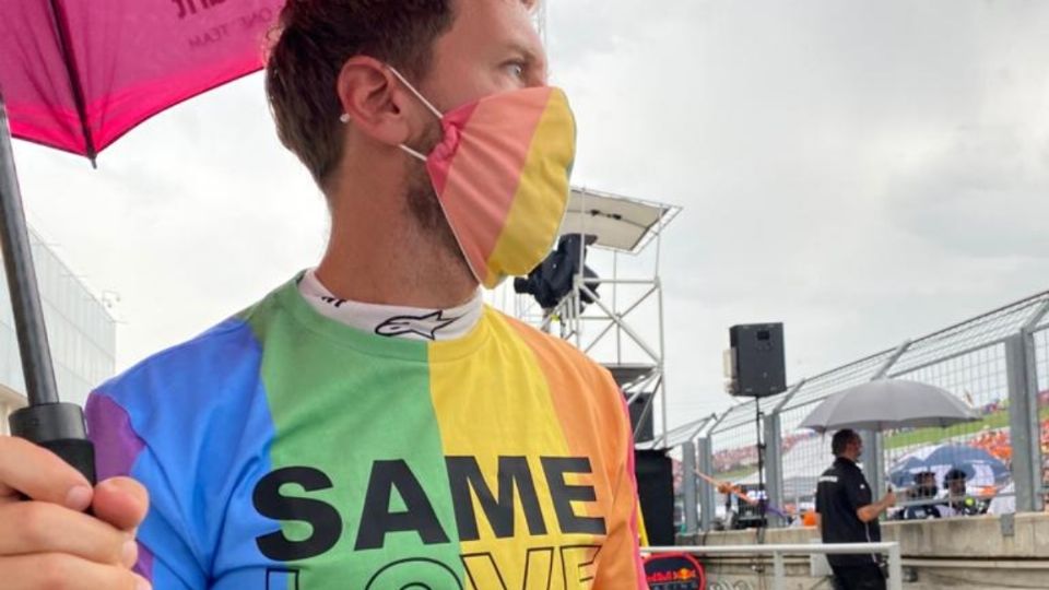 Vettel fue sancionado por dejarse la playera de 'We Race as One' durante el himno de Hungría