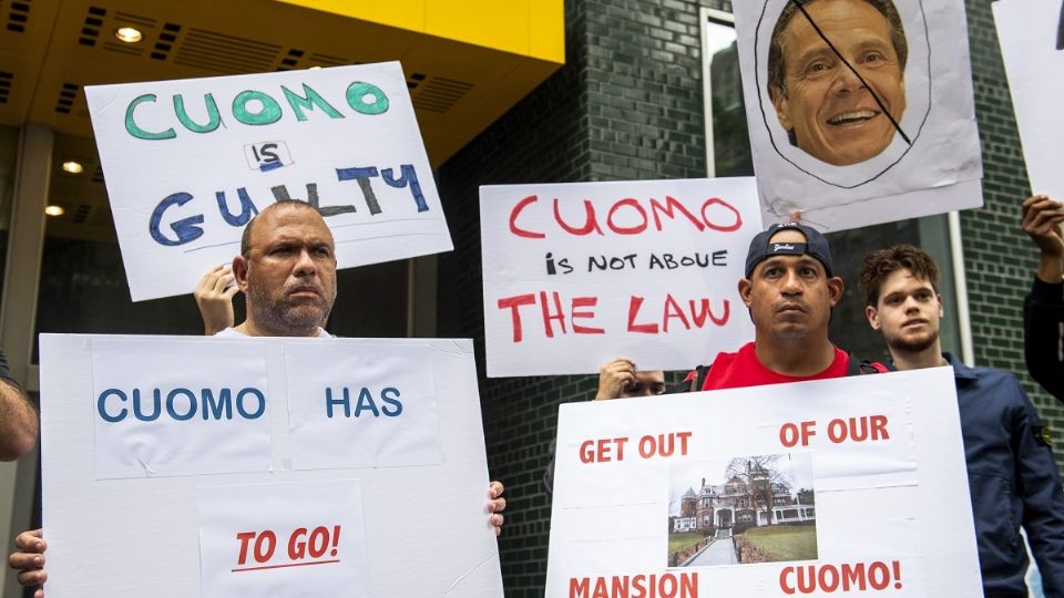 Hasta 11 mujeres aseguran ser víctimas de insinuaciones del gobernador y hombres se manifestaron en contra de Cuomo. Foto: AP
