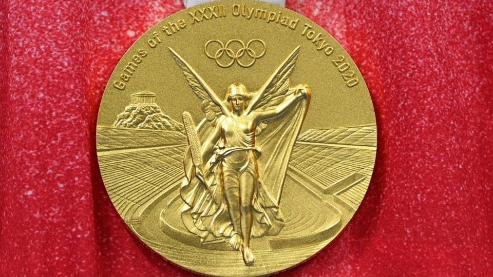 Imagen de medalla de oro entregada en Tokio 2020. Foto: AFP