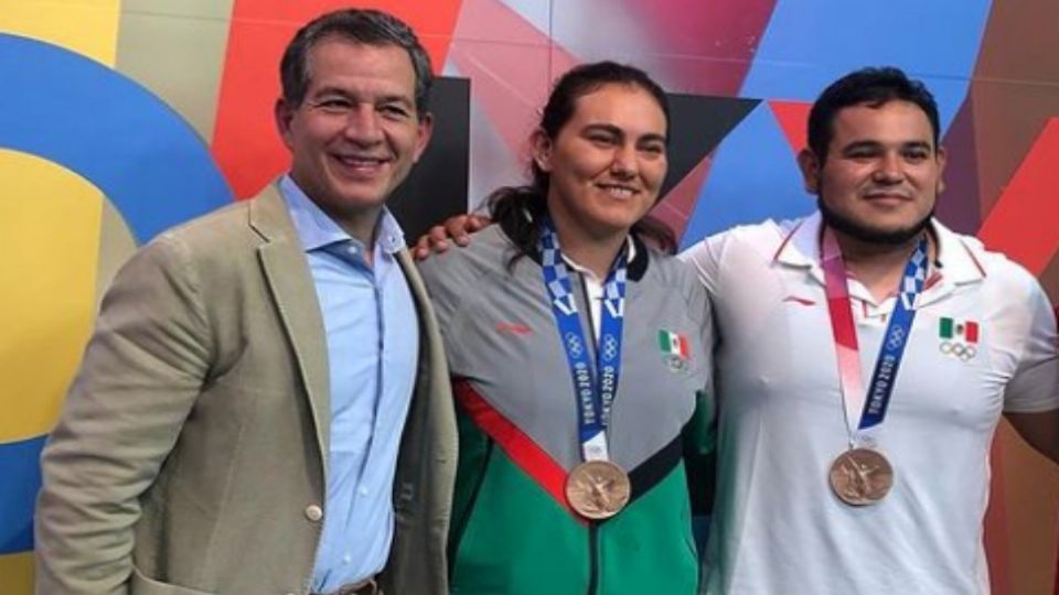 Javier Alarcón con los medallistas de bronce: Ale Valencia y Luis 'Abuelo' Álvarez en tiro con arco. Foto: Instagram