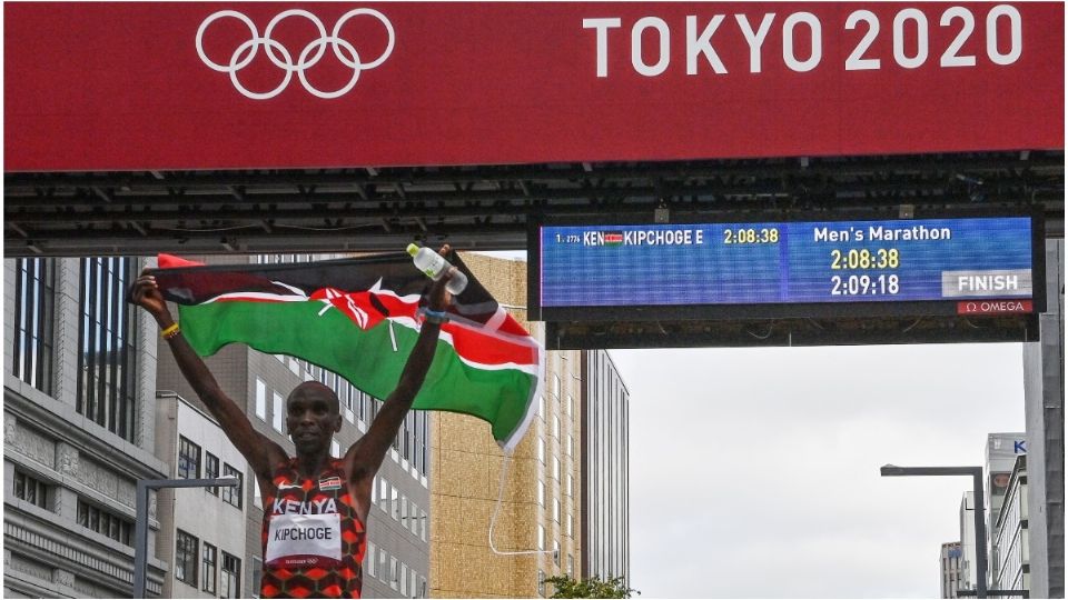 El atleta keniano Eliud Kipchoge hizo historia como bicampeón olímpico en Tokio 2020
Foto: AFP