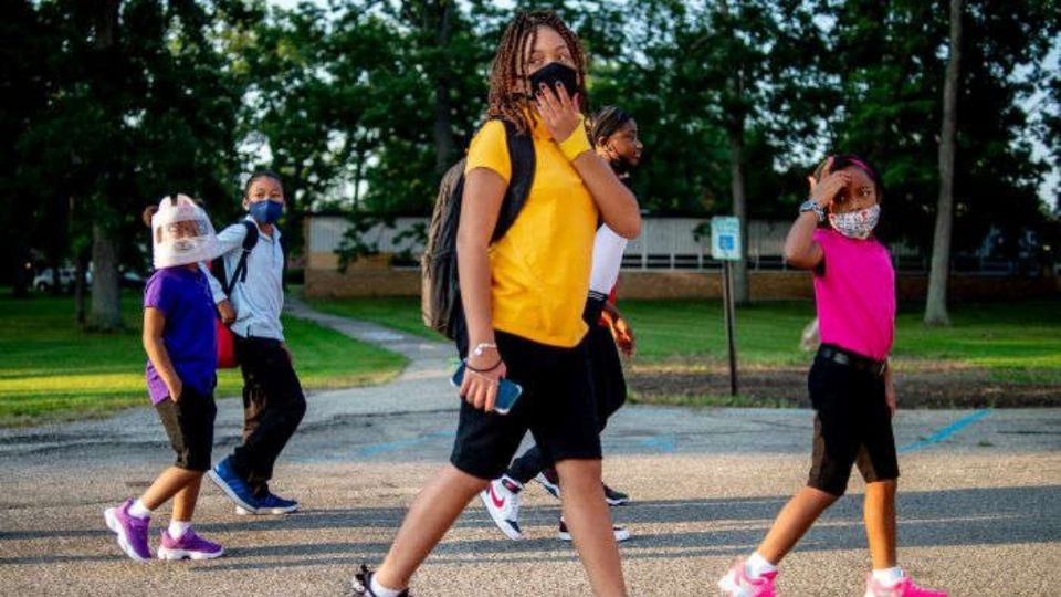 Imagen de niños estadounidenses caminando por las calles. Foto: AP