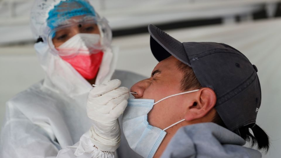 La viróloga china advirtió de mutaciones mortales e hizo un llamado a vacunarse contra el Covid-19. Foto: AP