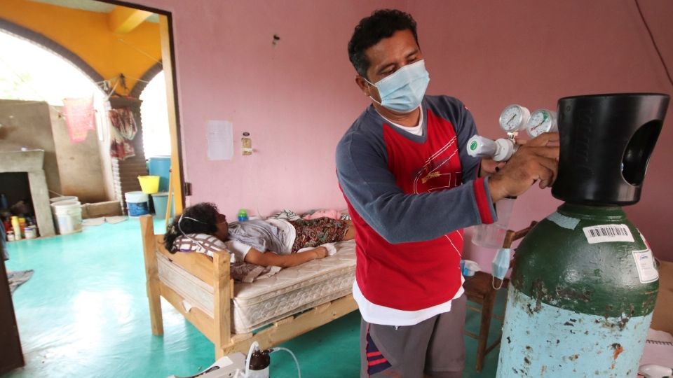 VITAL. Una paciente con COVID-19 recibe oxígeno en Magdalena Tequisistlán, Oaxaca. Foto: REUTERS