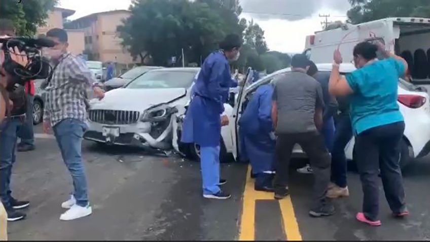 Se desmaya tras recibir vacuna contra Covid-19 y causa terrible choque