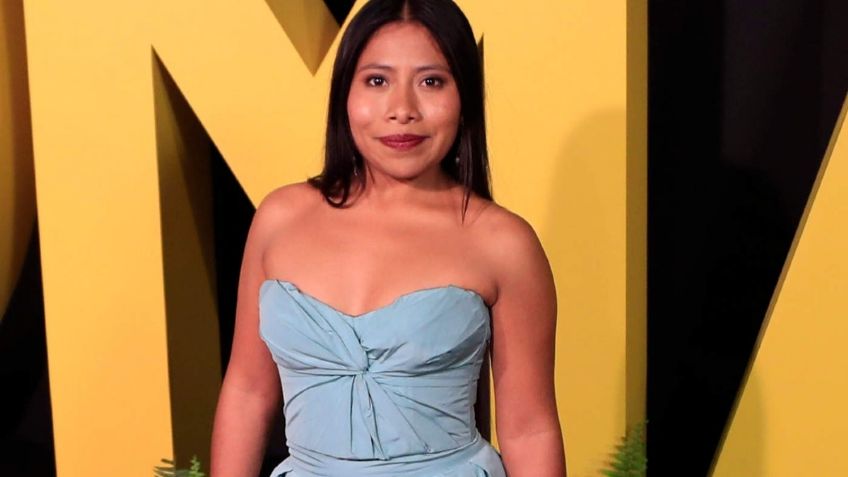 Yalitza Aparicio presume cinturita y piernas de infarto con minifalda en VIDEO artístico