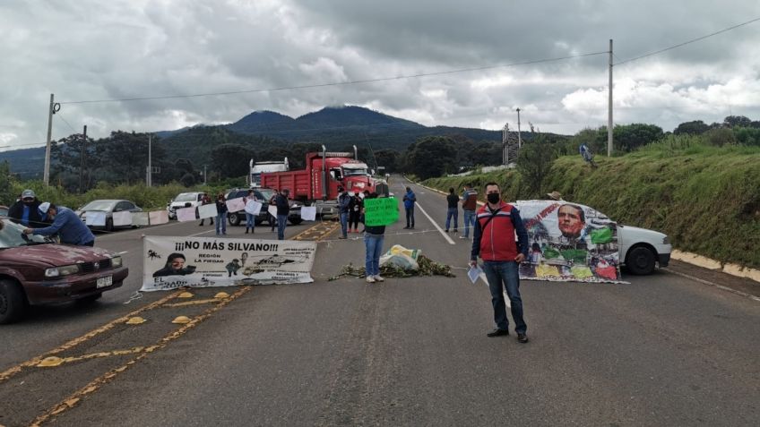 Maestros vuelven a bloquear carreteras de Michoacán; queman vehículos en la zona