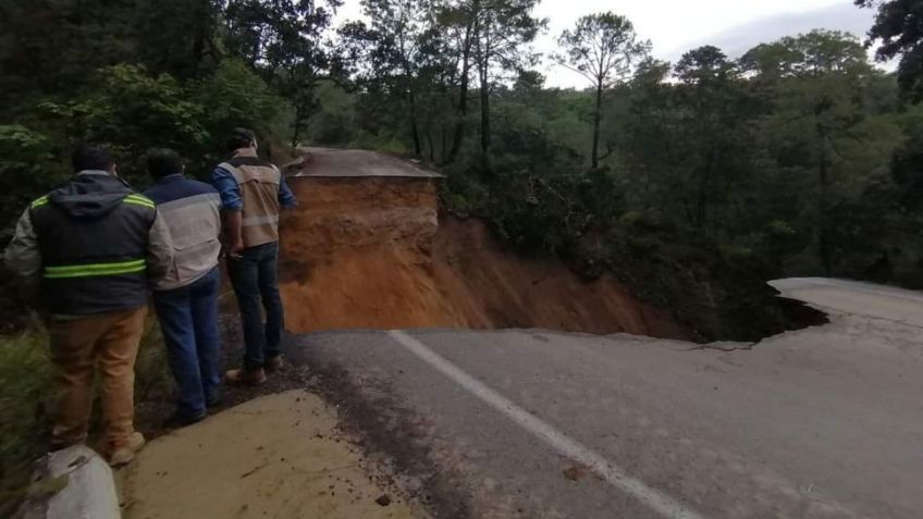 Ante socavón en la carretera "El Grullo", habilitarán camino alterno y ampliarán drenaje