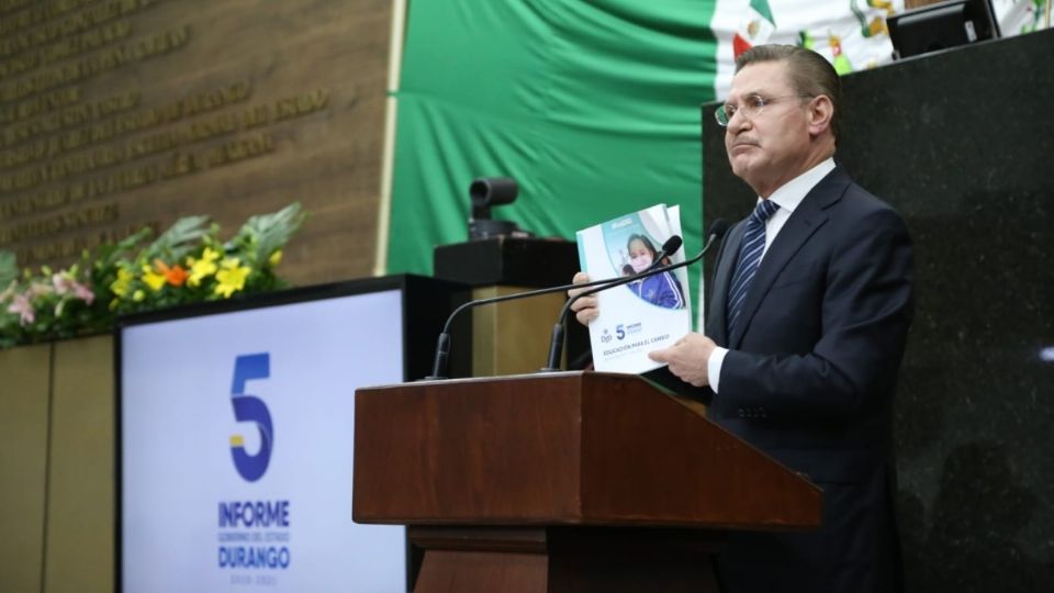 Desde la tribuna, el gobernador refrendo su compromiso con los duranguenses, para seguir trabajando sin descanso. FOTO: ESPECIAL