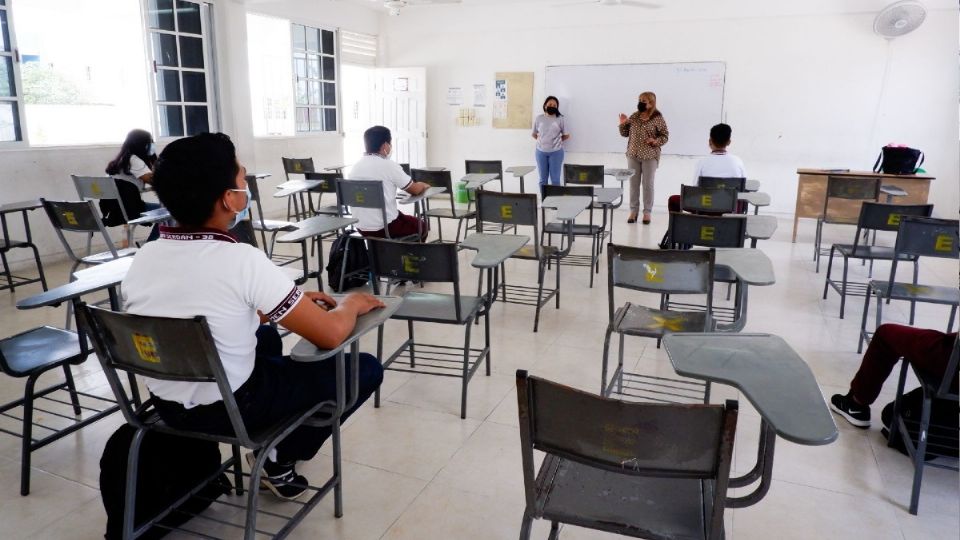 Imagen ilustrativa de estudiantes en clases presenciales.