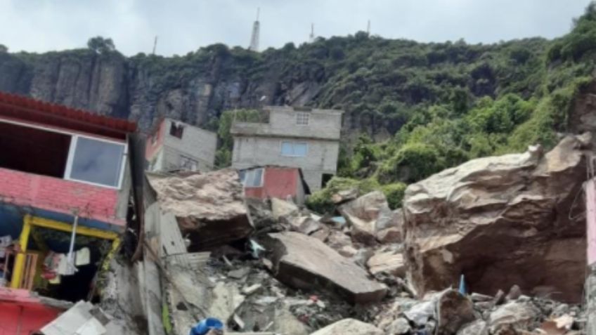 Impactante foto: una mujer pide ayuda desde su casa en medio del derrumbe en el Cerro del Chiquihuite