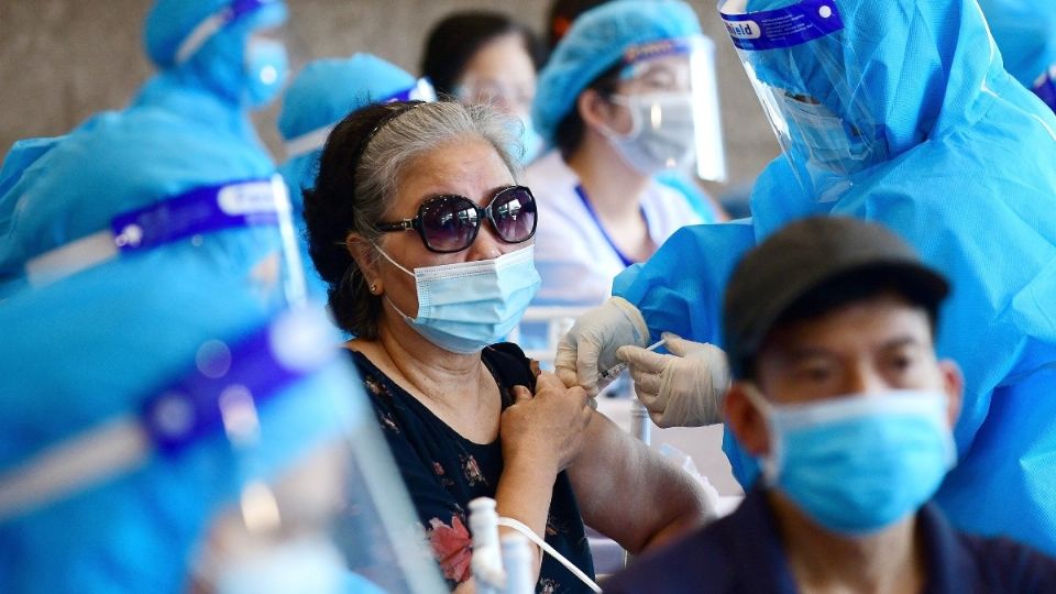 Según los epidemiólogos, parece poco realista alcanzar la inmunidad colectiva solo con las vacunas. Foto: AFP