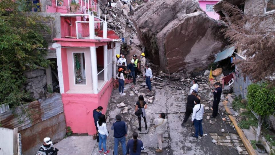 Personal de protección civil municipal y estatal, así como elementos del ejército mexicano, la guardia nacional, y bomberos se concentran en la Calle Exploradores. FOTO: Twitter