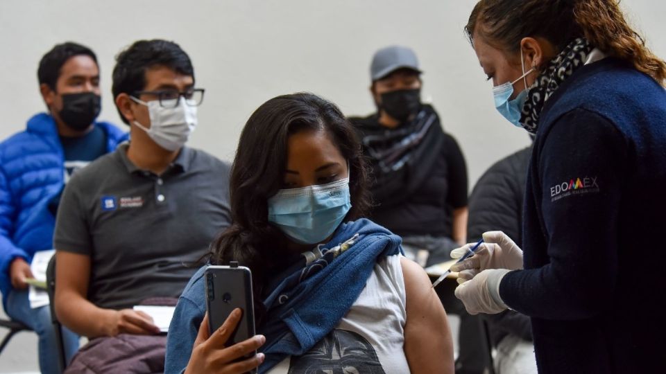 El proceso de vacunación continúa en el Valle de México. Foto: Cuartoscuro