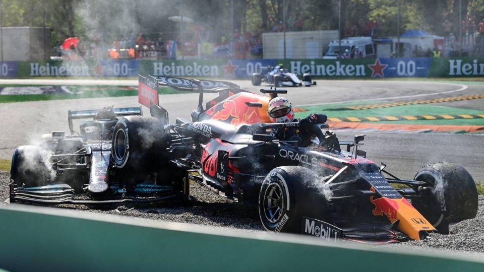 Verstappen y Hamilton salieron ilesos tras su fuerte choque. Foto: AFP