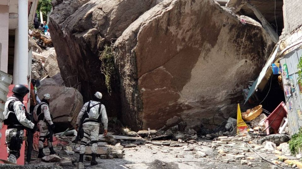 Autoridades urgen que la población evacuar por desplazamiento de rocas (Foto: Especial)