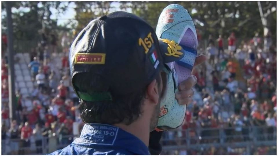 El ganador del Gran Premio de Italia, Daniel Ricciardo celebrando a la australiana
Foto: Twitter