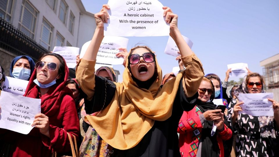 Manifestantes femeninas exigen igualdad en los derechos humanos.