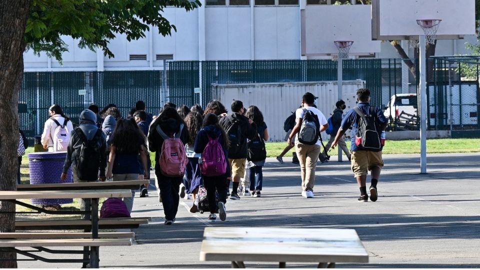 Estudiantes desde los 12 años deberán vacunarse contra el Covid-19 para volver a las aulas en Los Ángeles. Foto: AFP