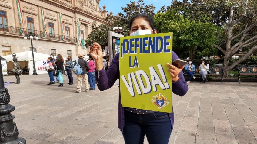 Grupos provida protestan frente al Congreso de San Luis Potosí