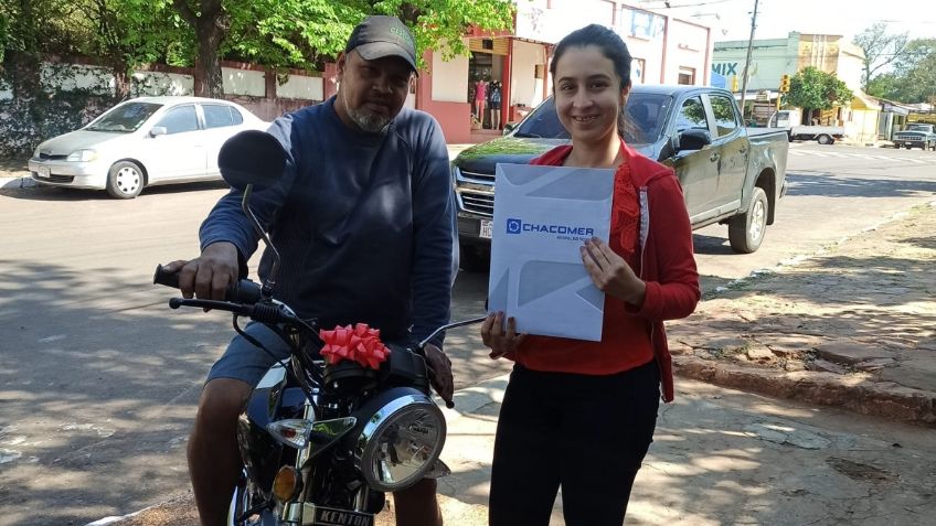 Joven agradece a su padrastro por ayudarla a terminar sus estudios universitarios; le regala una moto | FOTO