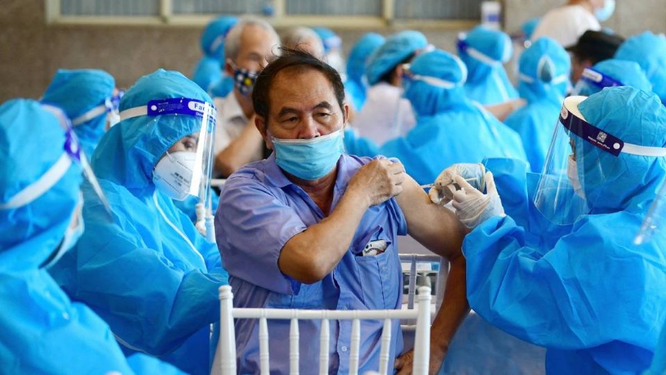 Expertos en el tema estiman que casi todo el mundo se infectará o se vacunará antes de que termine la pandemia. Foto: AFP