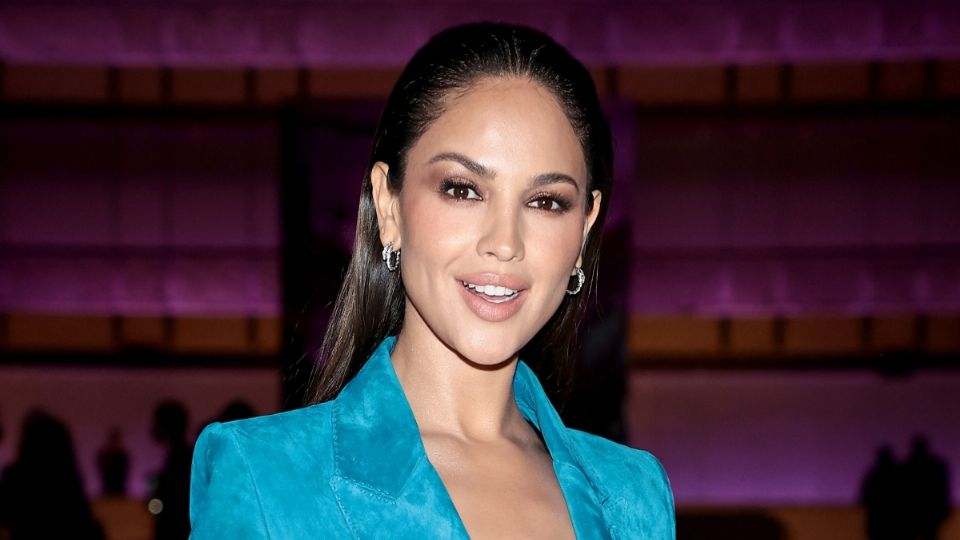 Eiza González arrasa con impactante vestido rojo en la MET Gala. Foto: AP