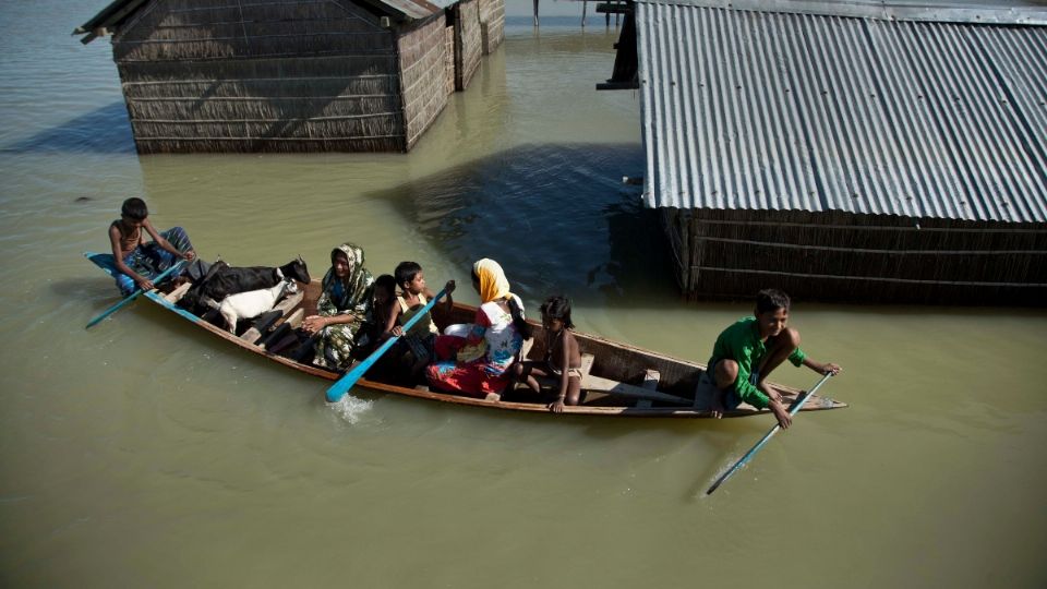 Una familia migra, tras las fuertes inundaciones de su pueblo.