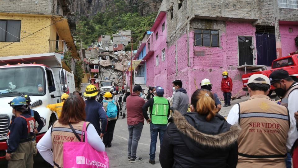 Se han colocado 60 toneladas de arena en costales, para contener las rocas y seguir el rescat