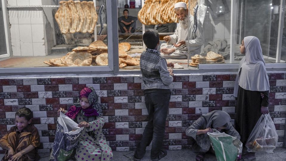 El país es uno de los peores lugares para ser niño; la situación se agrava con los talibanes. Foto: AFP
