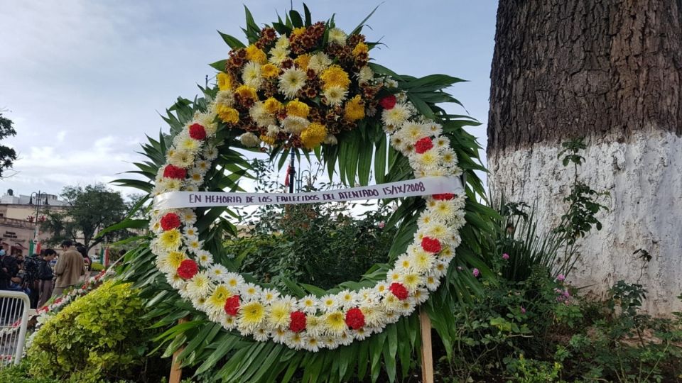 Debido a que la plaza pública se encuentra cerrada como parte de las medidas para contener los contagios de Covid-19, los familiares y sobrevivientes no pudieron ingresar al área. FOTO: ESPECIAL