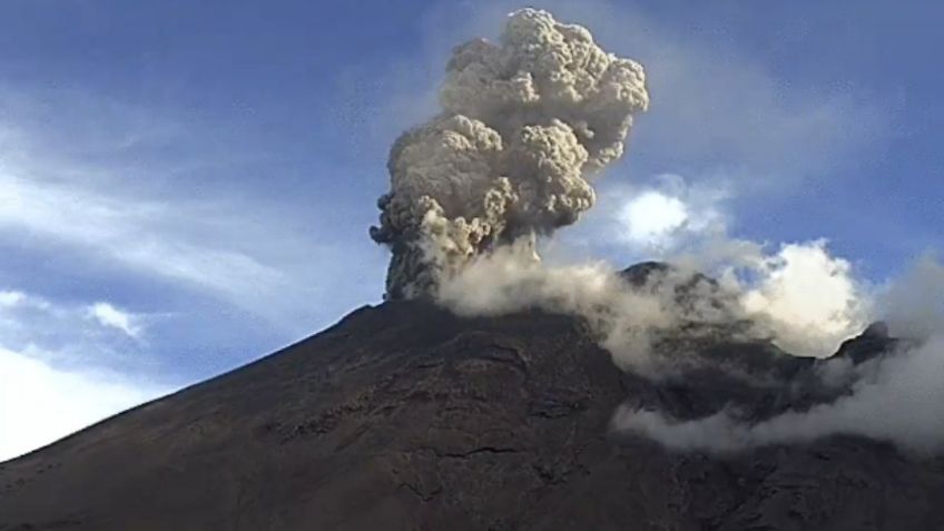 Volcán Popocatépetl vuelve a registrar explosión y arroja material incandescente VIDEO