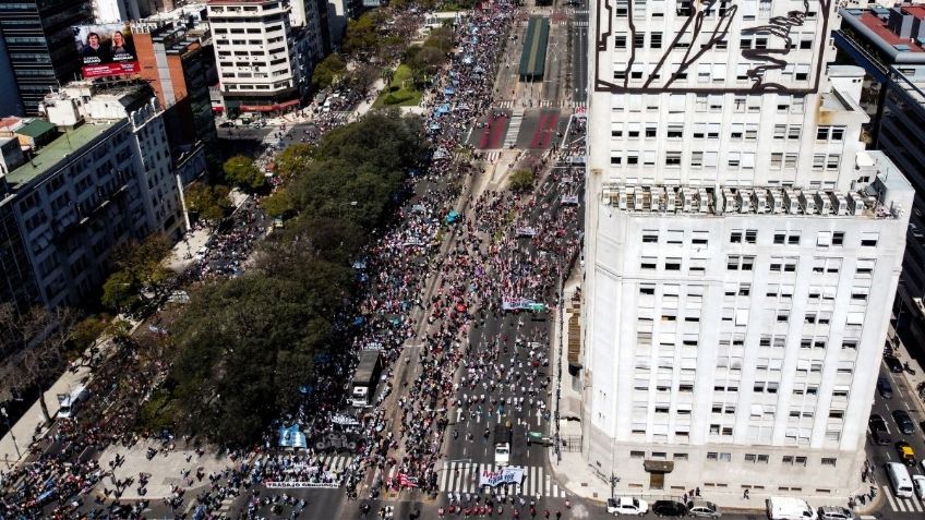 En Argentina, miles de manifestantes toman las calles ante la crisis económica