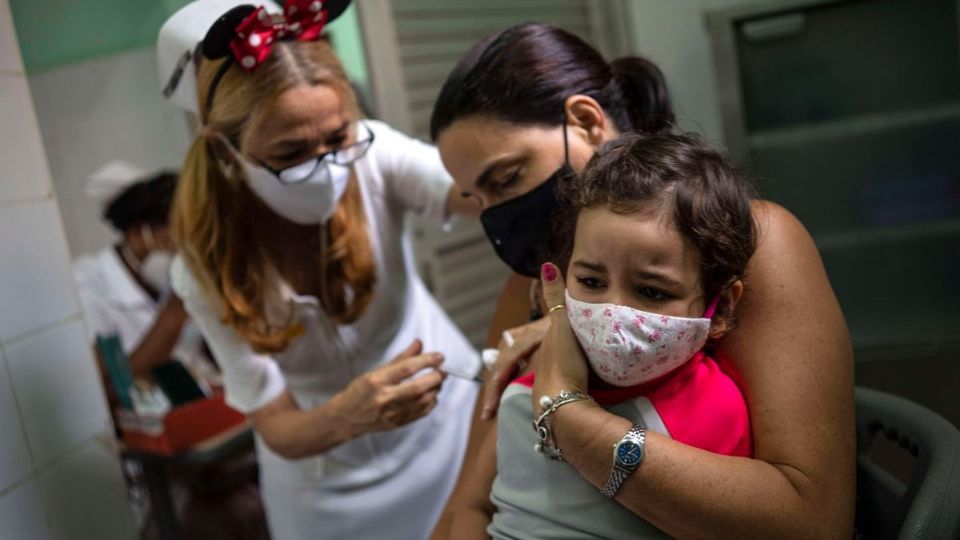 Cuba es una de las primeras naciones en inmunizar a menores tan pequeños. Foto: AP