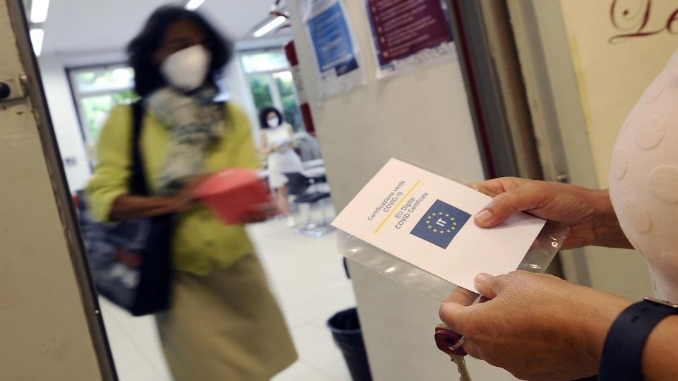 Con el 'pase verde' los trabajadores deberán comprobar que han recibido, al menos, una dosis de la vacuna. Foto: EFE