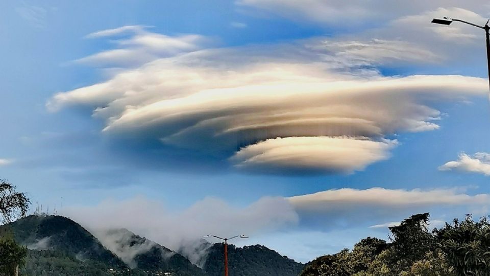 La extraña nube inspiró a cientos de internautas a crear teorías sobre su aparición Foto: Twitter @NavarroLang