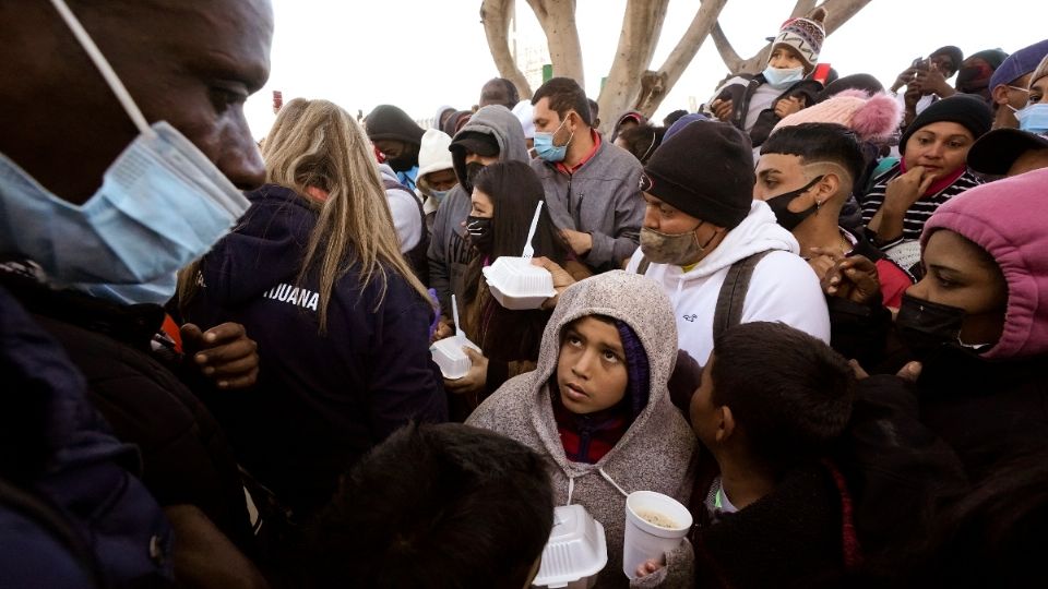 ANTESALA. Migrantes esperan noticias en un cruce fronterizo en Tijuana. Foto: AP