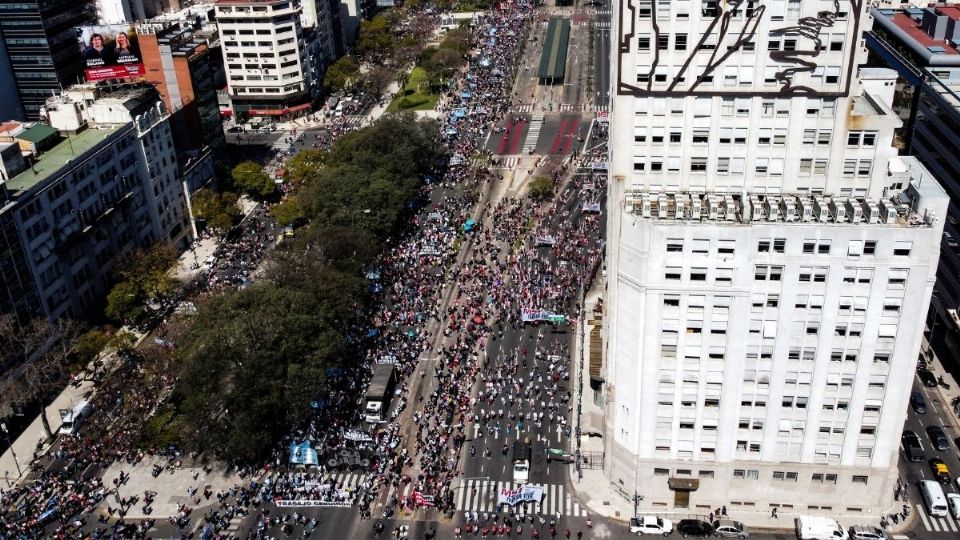 El centro de Buenos Aires se vio abarrotado de manifestantes de los barrios populares. Foto: AFP