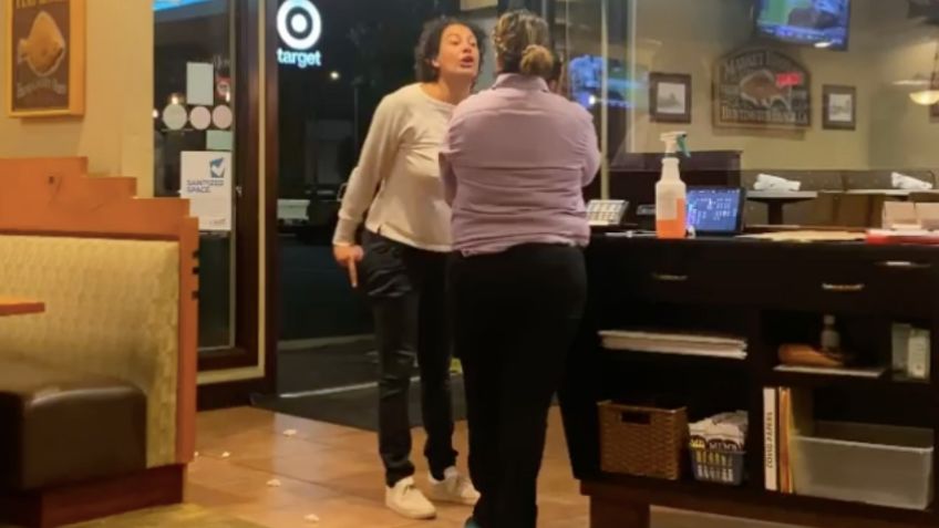 Mujer ebria agrede a trabajadores de un restaurante; "¿estás vacunada?", le grita furiosa a una joven | VIDEO