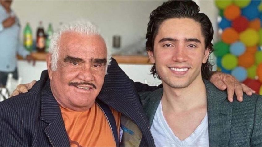 Vicente Fernández: Álex y su esposa son abordados y hablan del nieto que viene en camino para "El Charro de Huentitán"