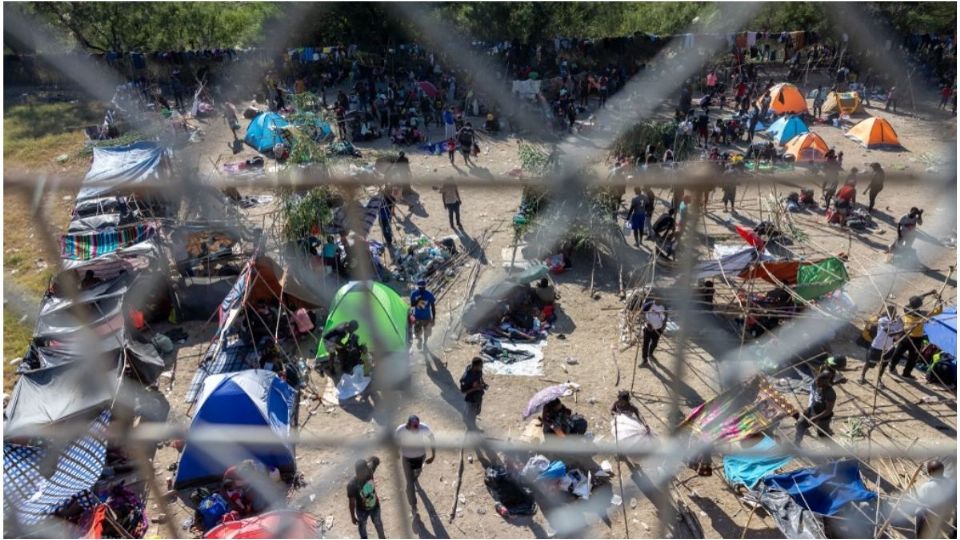 Miles de haitianos pernoctan en el puente internacional de Del Río
Foto: AFP