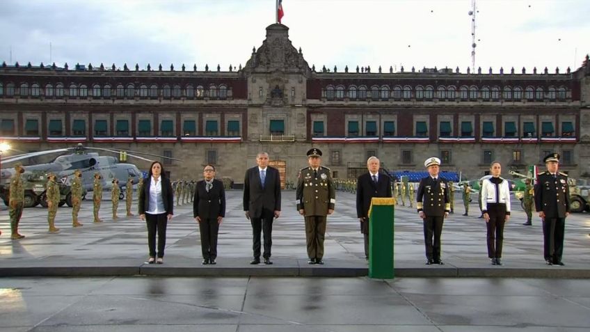 AMLO iza la bandera a media asta en memoria de las víctimas de los sismos de 1985 y 2017