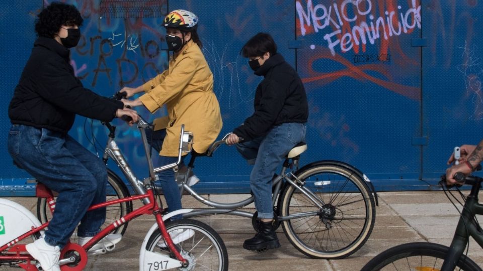 Jóvenes afganas refugiadas pasean en bicicleta por la Ciudad de México. Foto: Cuartoscuro