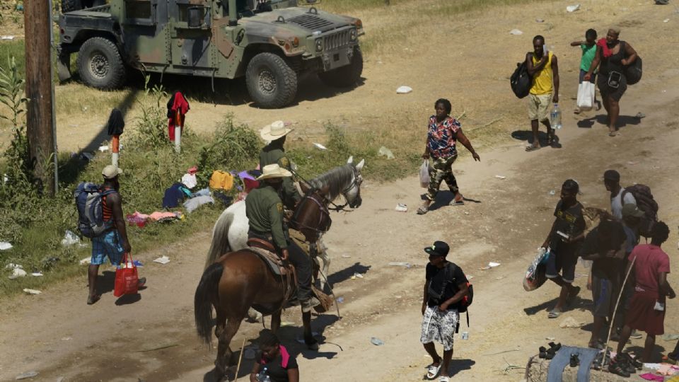 Agentes de Patrulla Fronteriza llevaron a migrantes haitianos a un campamento improvisado.