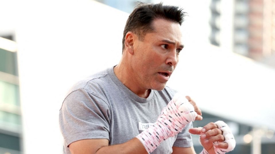 Oscar de la Hoya saldrá del retiro y peleará contra Vitor Belfort a finales de septiembre. Foto: AFP