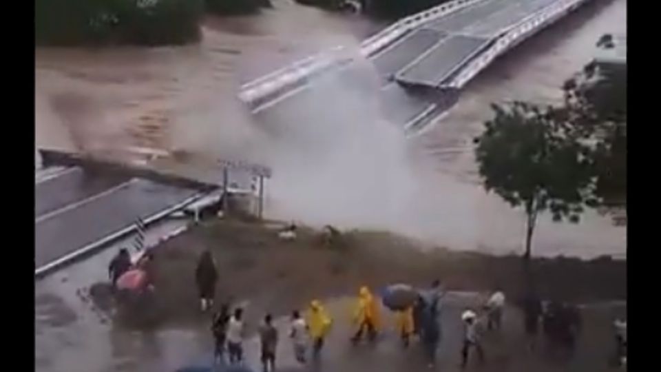 El puente se encuentra en la carretera libre Mazatlán-Culiacán. Foto: Twitter @ShelzyMx