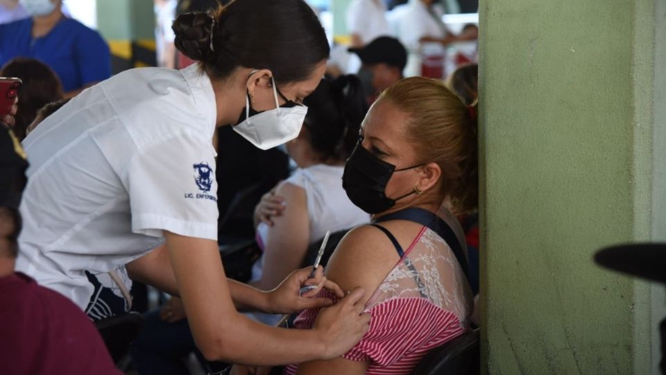 Debido al paso del huracán 'Nora', la campaña de vacunación se ha complicado, pero continúan aplicando la dosis a la población. Foto: Especial