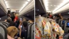 Pasajeros de avión cantan mientras bajan a pareja que se negaban a usar cubrebocas | VIDEO VIRAL